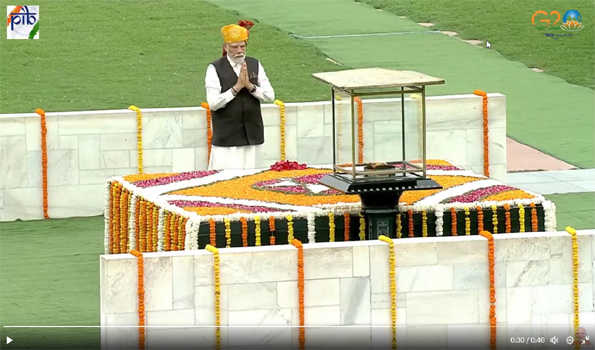 राजघाट जाकर महात्मा गांधी को श्रद्धांजलि अर्पित की मोदी ने