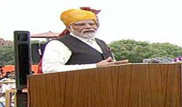 लाल किला से परिवारजन शब्द बोलकर किया मोदी ने देश को संबोधित