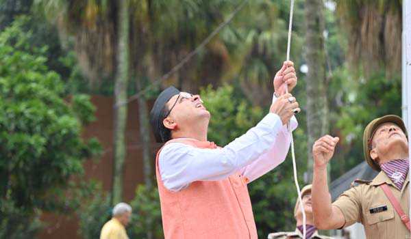 धामी ने ध्वाजारोहण के बाद स्वतन्त्रता सेनानियों, पुलिस अधिकारियों को किया सम्मानित