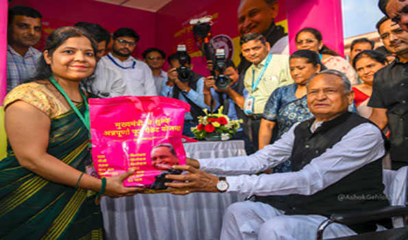गहलोत ने किया मुख्यमंत्री निःशुल्क अन्नपूर्णा फूड पैकेट योजना का शुभारम्भ
