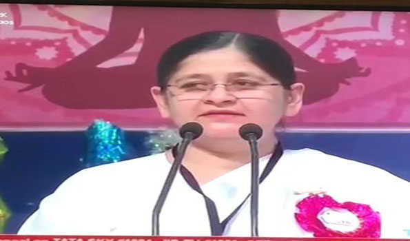 ब्रह्माकुमारी ने अधिकारियों को राखी बांध दिलाया एक बुराई छोड़ने का संकल्प
