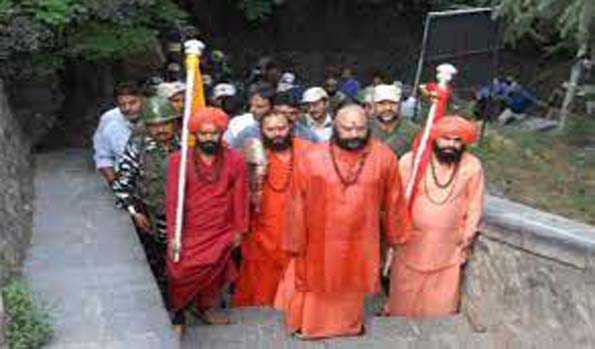 छड़ी मुबारक को श्रीनगर के ‘शारिका भवानी’ मंदिर ले जाया गया