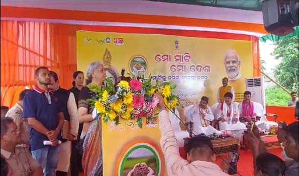 सीतारमण ने छात्रों से शहीदों के पदचिह्नों पर चलने का किया आग्रह