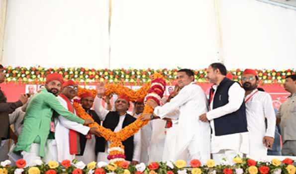 दूसरों पर निर्भर देश कैसे होगा विकसित: अखिलेश