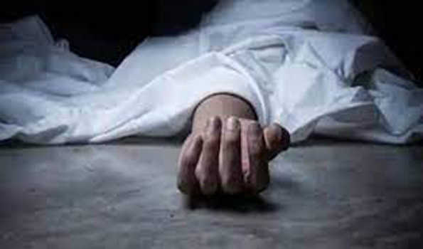 गरीबी की मार झेल रहे परिवार के तीन लोगों का शव घर में मिला