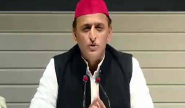 भाजपा की केन्द्र से विदाई के लिये हर समझौते को तैयार: अखिलेश
