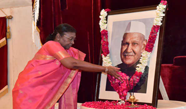 राष्ट्रपति मुर्मु ने डॉ.शंकर दयाल शर्मा को श्रद्धांजलि अर्पित की