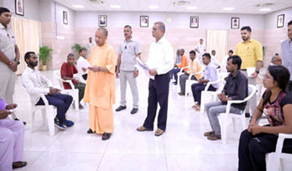 जन शिकायतों के त्वरित निस्तारण पर ध्यान दें अधिकारी: योगी