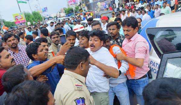 हैदराबाद में प्रदर्शन कर रहे भाजपा विधायक गिरफ्तार