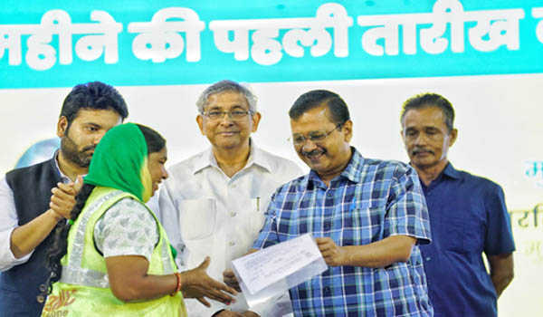 तेरह साल बाद निगम कर्मचारियों को मिलने लगी पहली तारीख को तनख्वाह : केजरीवाल