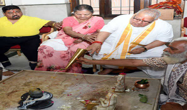 मिश्र ने सावन के सोमवार पर किया शिव मंदिर में रुद्राभिषेक