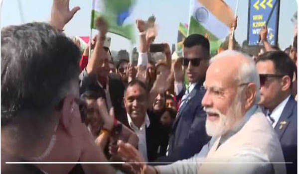 मोदी के दक्षिण अफ्रीका पहुंचने पर भव्य स्वागत