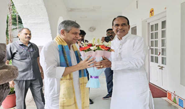शिवराज ने की विकास कार्यों को लेकर अश्विनी वैष्णव से चर्चा
