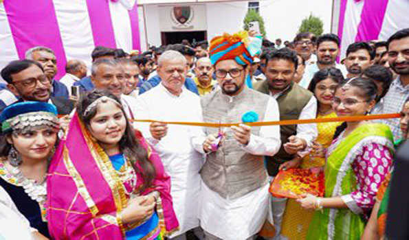 ठाकुर ने किया चित्र प्रदर्शनी का उद्घाटन