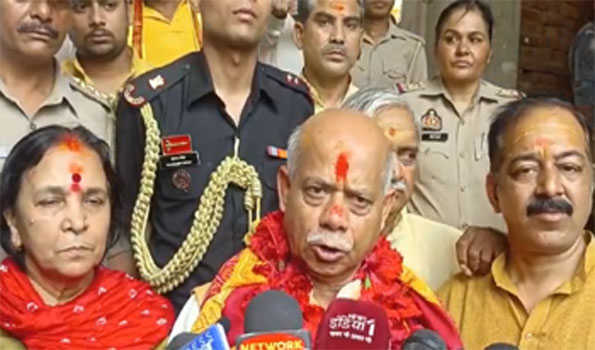 हिमाचल के राज्यपाल ने विंध्यवासिनी के दर पर टेका माथा