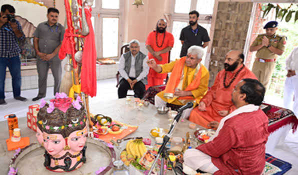 उपराज्यपाल सिन्हा ने श्री अमरनाथजी छड़ी मुबारक की पूजा की