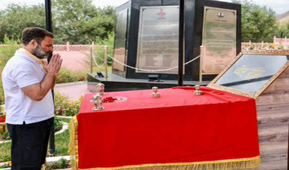 कारगिल पहुंचकर राहुल ने किया शहीदों को नमन