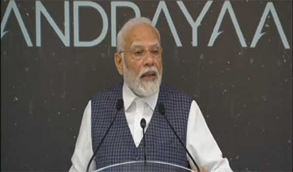 इसरो वैज्ञानिकों से मुलाकात में खुशी के आंसुओं को रोक नहीं पाये मोदी