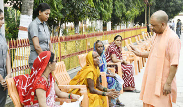 अधिकारी जनता को कराएं संवेदनशील सरकार का एहसास: योगी