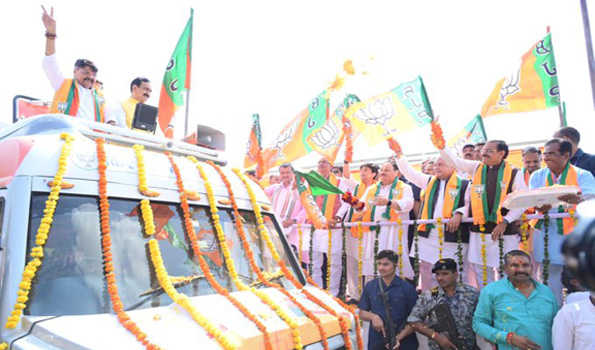 नड्डा ने दिखाई जन आशीर्वाद यात्रा को हरी झंडी