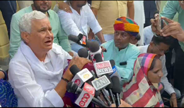 किरोड़ी धरियावद में धरने पर बैठे