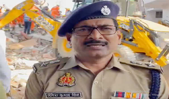 बाराबंकी में तीन मंजिला इमारत गिरी,दो मरे दस घायल