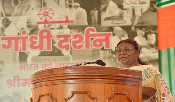 युवा महात्मा गांधी के बारे में पढ़ें , उनका जीवन-दर्शन आत्मसात करें : मुर्मु