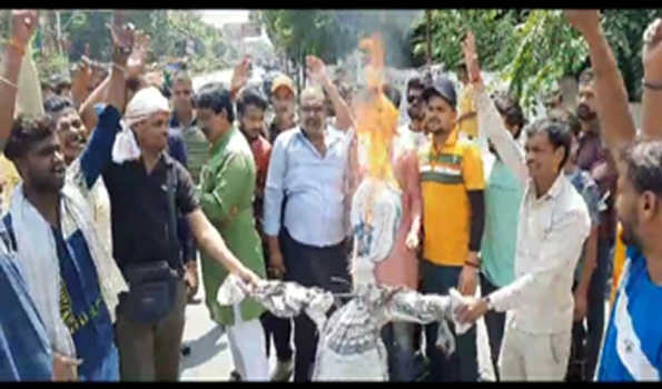 उदयनिधि के बयान पर भड़के हिंदूवादी संगठन ने फूंका पुतला