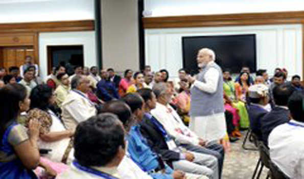 शिक्षक युवाओं को विरासत , इतिहास एवं संस्कृति से अवगत कराएं-मोदी
