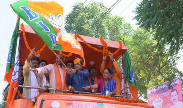 गड़करी ने भाजपा की परिवर्तन यात्रा के चौथे रथ को किया गोगामेडी से रवाना