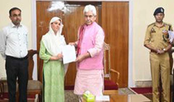 सिन्हा ने शोपियां में मारे गए तीन लोगों के परिजनों को नियुक्ति पत्र सौंपे