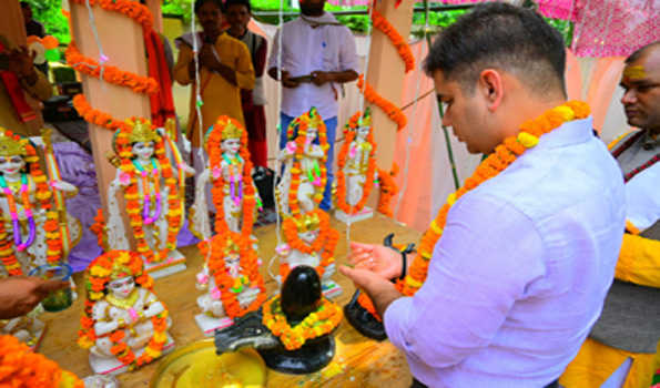 जौनपुर : नवनिर्मित मन्दिर में पुलिस अधीक्षक ने मूर्तियों की कराई प्राण प्रतिष्ठा