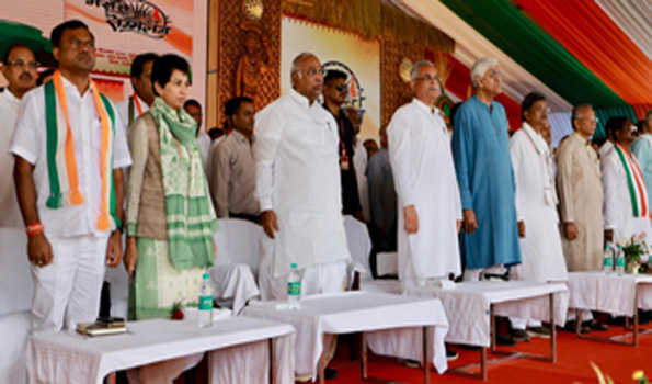 मोदी को केवल अडानी, अंबानी के हित नजर आते हैं: खड़गे
