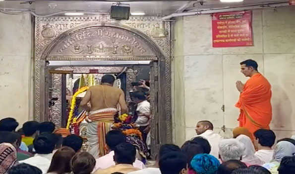अक्षय कुमार जन्मदिन पर श्री महाकालेश्वर की शरण में