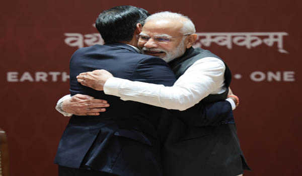 द्विपक्षीय वार्ता के दौरान गले मिले मोदी-सुनक
