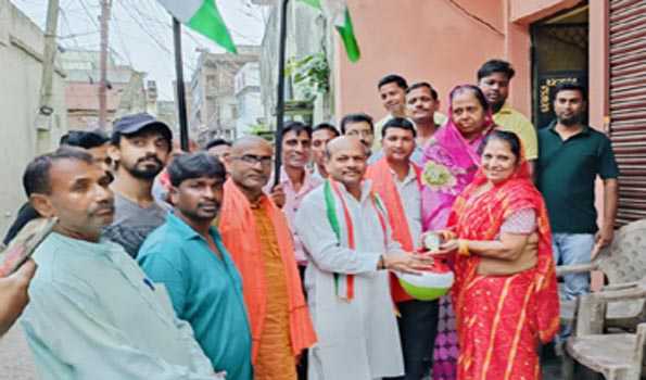 कुशीनगर :अमृत कलश में मुट्ठी भर मिट्टी और एक चुटकी अक्षत का संग्रहण