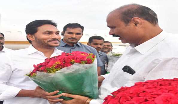 जगनमोहन लंदन यात्रा से लौटे