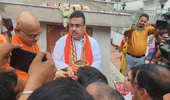 सुवेंदु ने स्वामी विवेकानंद के पैतृक घर गये