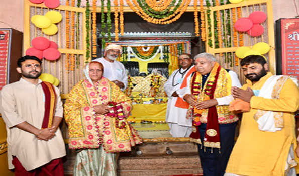 धनखड़ ने भरतपुर में लक्ष्मण मंदिर में किए दर्शन