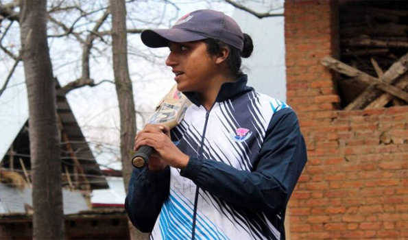 कश्मीर की रूबिया महिला आईपीएल में गुजरात जायंट्स के लिए खेलेंगी