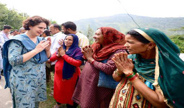 हिमाचल की आपदा को राष्ट्रीय आपदा घोषित करे सरकार : प्रियंका