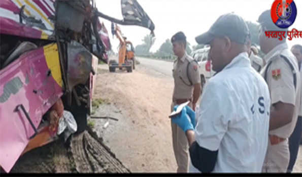 भरतपुर जिले में ट्रैलर के बस टकराने पर 12 श्रद्धालुओं की मौत