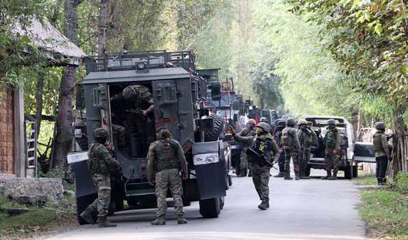 अनंतनाग में सुरक्षा बलों ने दो आतंकवादियों को घेरा
