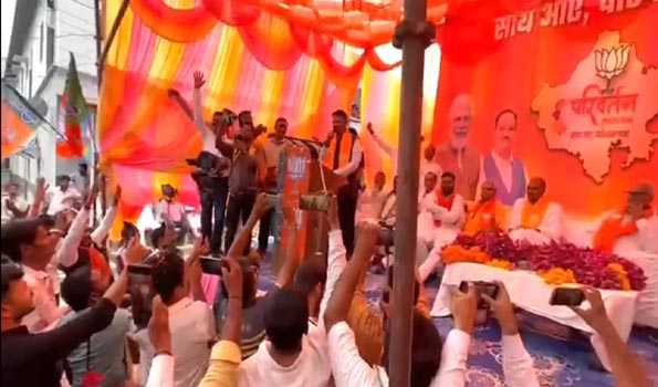 फडणवीस ने ब्रह्माजी के दर पर प्रदेश में भाजपा सरकार बनाने की अर्जी लगाई