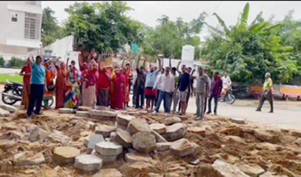 मंदिर के सामने पार्षद कार्यालय बनाने के प्रयास का लोगों ने किया विरोध