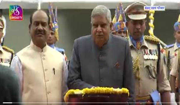 धनखड़ ने नए संसद भवन पर राष्ट्रीय ध्वज फहराया