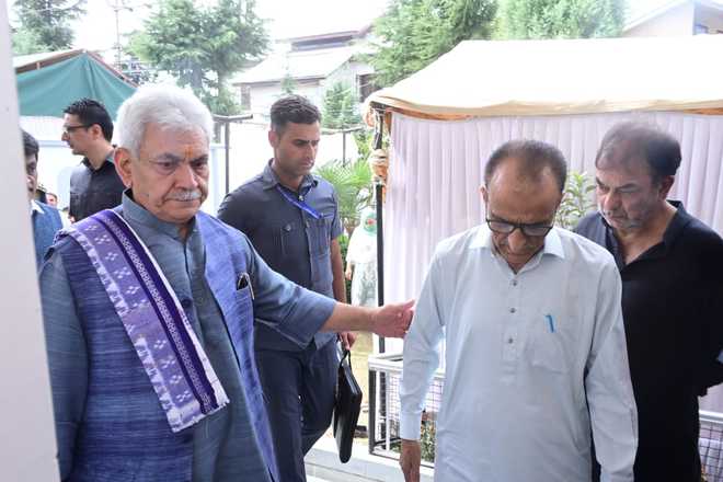 منوج سنہا تعزیت پرسی کے لئے ڈی ایس پی ہمایوں بٹ کی رہائش گا ہ پر پہنچے