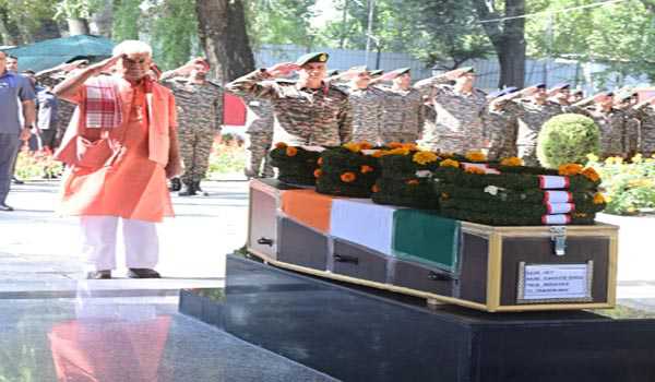 उपराज्यपाल , सेना ने अनंतनाग ऑपरेशन के दौरान शहीद हुए सैनिक को दी श्रद्धांजलि