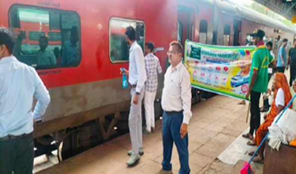 झांसी रेल मंडल में मनाया गया स्वच्छ रेलगाड़ी दिवस
