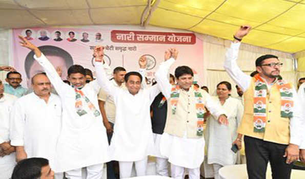भाजपा से आए करीब एक दर्जन कद्दावर नेता अपने समर्थकों के साथ कांग्रेस में शामिल